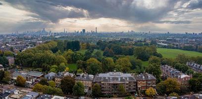 vacker flygfoto över london med många gröna parker