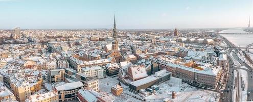 flygfoto vintervy över st. peters kyrka i riga, lettland. vinterdag över gamla stan i riga, Lettland. foto