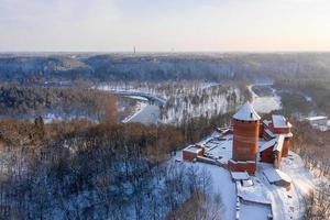 panoramautsikt från luften över vintern Turaida slott, dess rekonstruerade gård, torn och boningsbyggnad, Turaida, Sigulda, Lettland foto