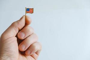 USA flaggikon i handen på en man på en vit bakgrund foto