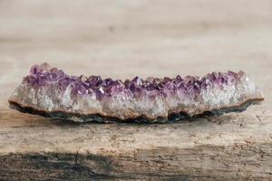 violett ametist kristall på trä bakgrund foto