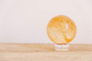 kristall i form av boll på ett träbord foto