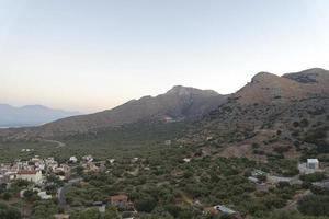 vägen längs kullarna och bergen på ön Kreta. foto