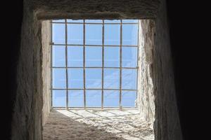 öppningsfönster med galler i fängelset. foto