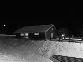hus på vintern - bild foto