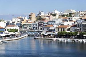 båtstation i staden Chania på solig dag. foto