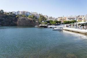 båtstation i staden Chania på solig dag. foto