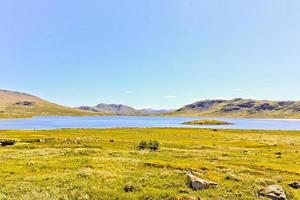 Vavatn sjö och fjäll sommartid i hemsedal, buskerud, norge. foto