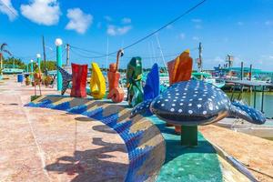 holbox island pier färgglada välkomstbrev och skylt i Mexiko. foto
