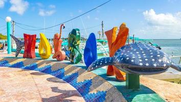 holbox island pier färgglada välkomstbrev och skylt i Mexiko. foto