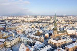 panoramautsikt över Riga gamla stan under vacker vinterdag i Lettland. minusgrader i Lettland. vit riga. foto