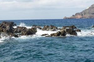 die landschaft auf das meer und die berge der insel. foto