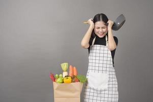 glad kvinna förbereder hälsosam mat till matlagning