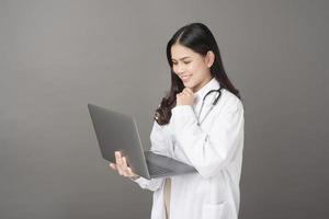kvinna läkare använder laptop foto