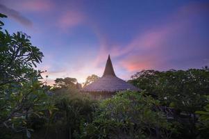 vacker utsikt över mysig bungalow med grön tropisk trädgård över vacker skymningshimmel, phi phi island, thailand foto