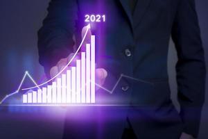 affärsman rör vid växande graf på virtuell skärm med affärsstrategiplan för 2021