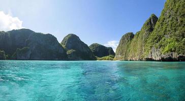 vacker utsikt landskap av tropisk strand, smaragd hav och vit sand mot blå himmel, maya bay i phi phi island, thailand foto