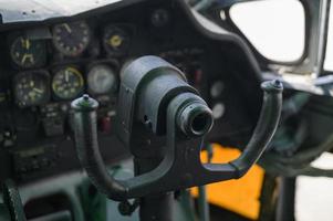 närbild av gamla vintage flygplan cockpit cockpit kontrollpanelen foto