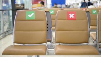 sociala distanserande stolar på den internationella flygplatsen, koncept för förebyggande av coronavirus foto