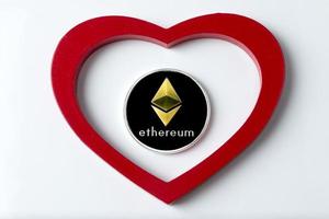 enda riktiga mynt av kryptovaluta silver ethereum isolerad på vit bakgrund foto