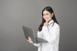 kvinna läkare använder laptop foto