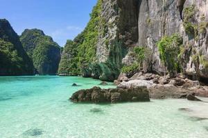 vacker utsikt landskap av tropisk strand, smaragd hav och vit sand mot blå himmel, maya bay i phi phi island, thailand foto