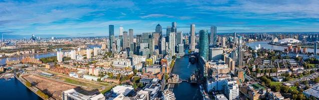 Flygfoto panoramautsikt över affärsdistriktet Canary Wharf i London, Storbritannien. foto