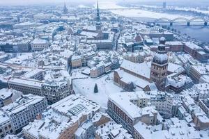 Flygfoto över vintern Riga gamla stan täckt av snö. kupoler katedral utsikt från ovan. foto