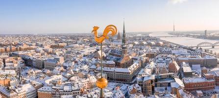 panoramautsikt över Riga gamla stan under vacker vinterdag i Lettland. minusgrader i Lettland. vit riga. foto