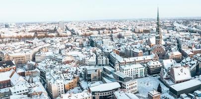 panoramautsikt över Riga gamla stan under vacker vinterdag i Lettland. minusgrader i Lettland. vit riga. foto