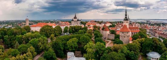 Flygfoto över Tallinn gamla stan i en vacker sommardag foto