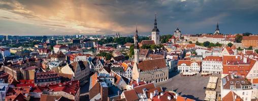 Flygfoto över Tallinn gamla stan i en vacker sommardag foto