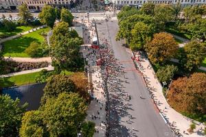 människor som springer det internationella rimi riga marathon foto