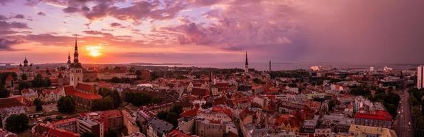 panoramautsikt över gamla Tallinn stad vid lila solnedgången, estland. foto