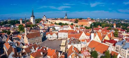 Flygfoto över Tallinn gamla stan i en vacker sommardag foto