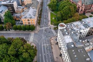 Flygfoto av människor som springer maraton. foto