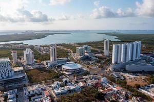 livlig gata med små byggnader nära strandområdet i Cancun foto