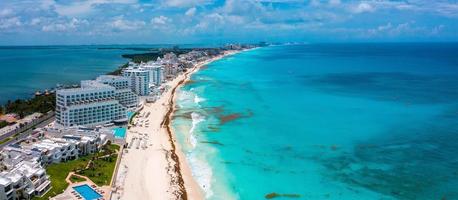 flyger över det vackra strandområdet i Cancun. foto