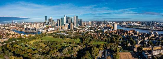 Flygfoto panoramautsikt över affärsdistriktet Canary Wharf i London, Storbritannien. foto