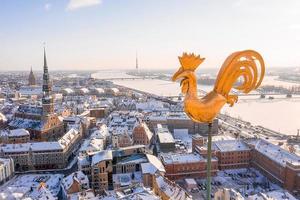 panoramautsikt över Riga gamla stan under vacker vinterdag i Lettland. minusgrader i Lettland. vit riga. foto