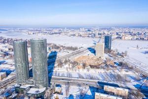 panoramautsikt över staden Riga under magisk vit vinterdag. isgamla Lettland. foto