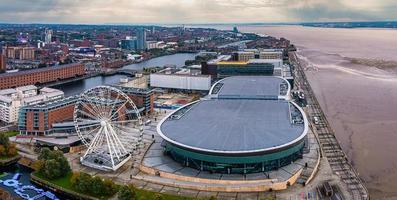 Flygfoto över Liverpool-hjulet och echo-arenan i Liverpool, Storbritannien. foto