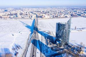 vacker flygfoto över det frusna riga, Lettland. utsikt över stadens centrum under solig vinter. foto