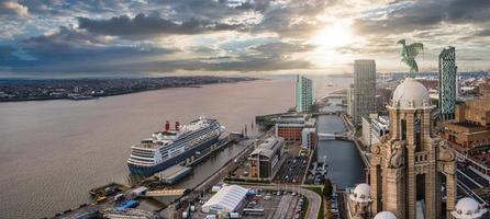 vackert panorama av liverpool vattnet i solnedgången. foto