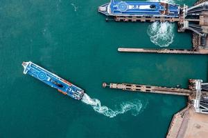 Flygfoto över Dovers hamn med många färjor foto