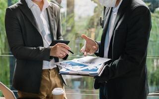 professionellt verkställande affärsteam brainstormar om möte för att planera investeringsprojekt foto