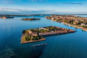 flyger över små Venedigöar i den venetianska lagunen. foto