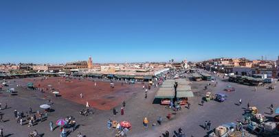 Flygfoto över utomhusmarknaden eller souken med stadsbilden foto