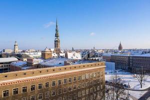 panoramautsikt över Riga gamla stan under vacker vinterdag i Lettland. minusgrader i Lettland. vit riga. foto