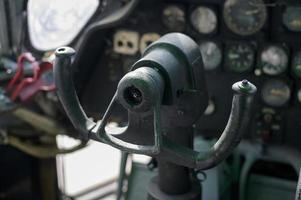 närbild av gamla vintage flygplan cockpit cockpit kontrollpanelen foto